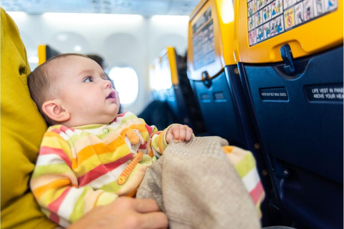 dieťa pozerá na nápisy v lietadle