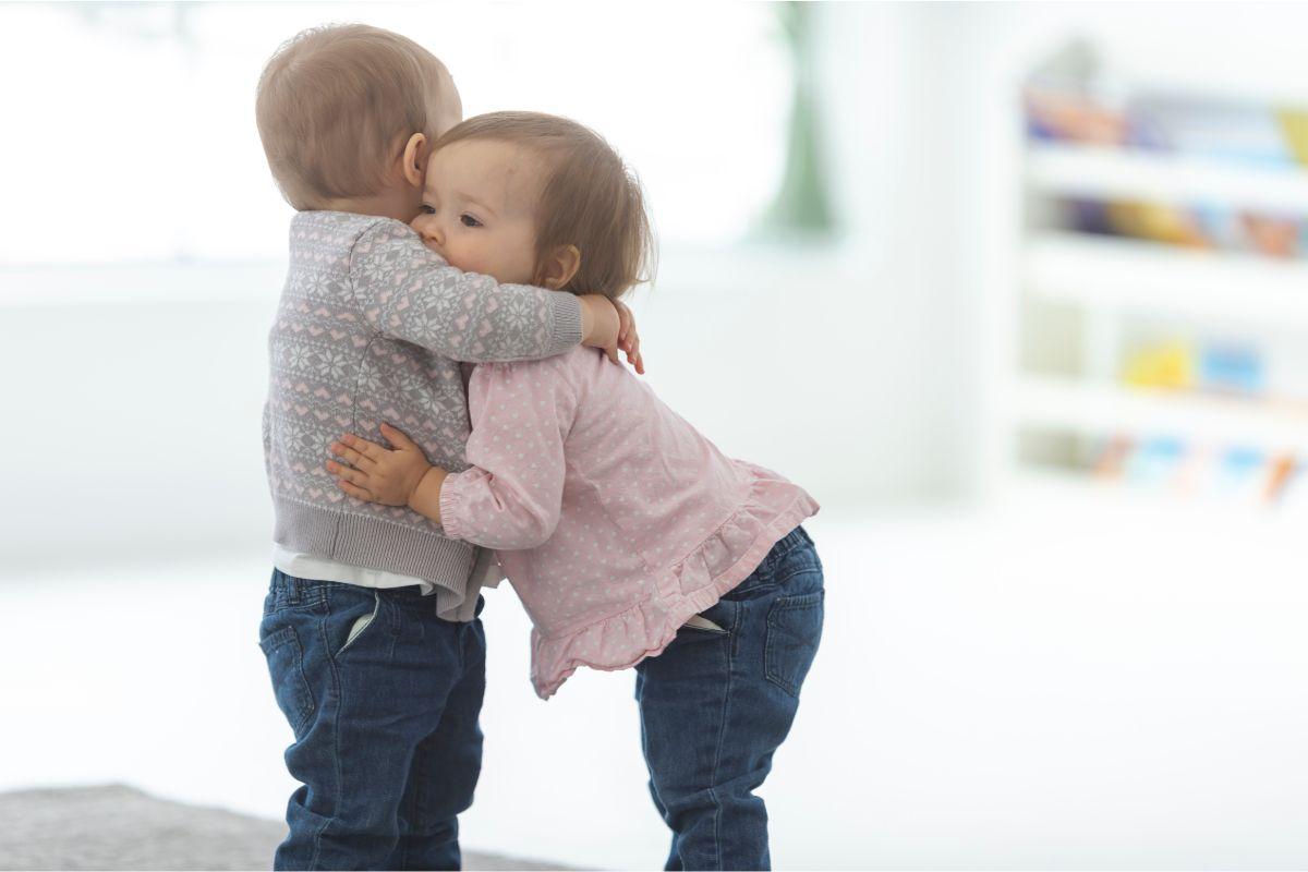 dve deti sa objímajú