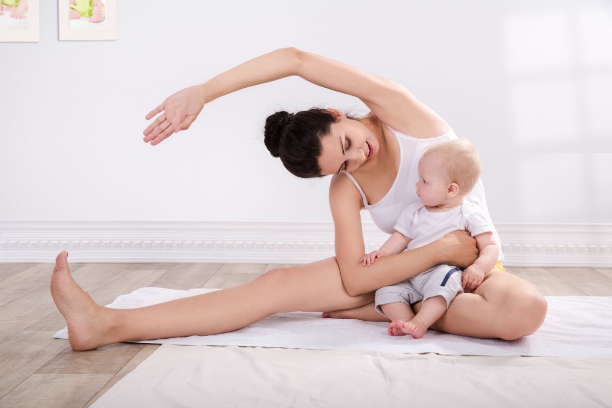 mama s dieťaťom cvičí jogu